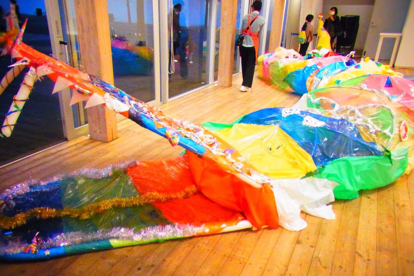 キラキラ光る大きな蛇